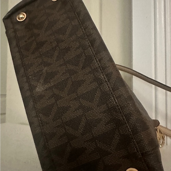 Michael Kors leather bag  w/original bag Charm, great condition. - Picture 10 of 11